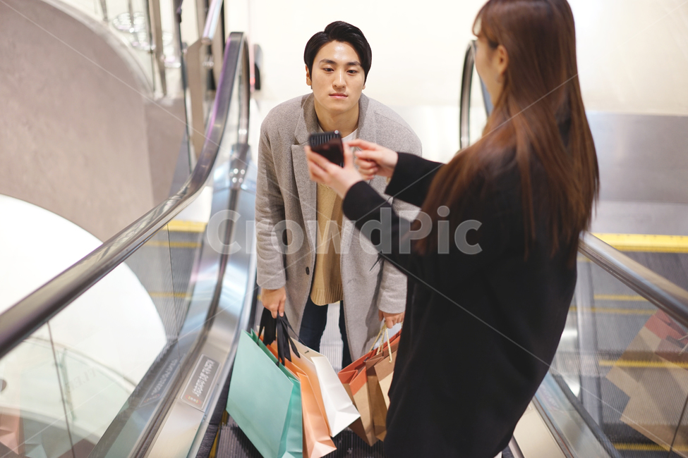커플,연인,쇼핑,백화점,에스컬레이터,쇼핑백,아울렛,shopping,데이트,연애,남녀,사람,인물,인간,human,person,연인,커플,사랑,lover,couple,쇼핑,shopping