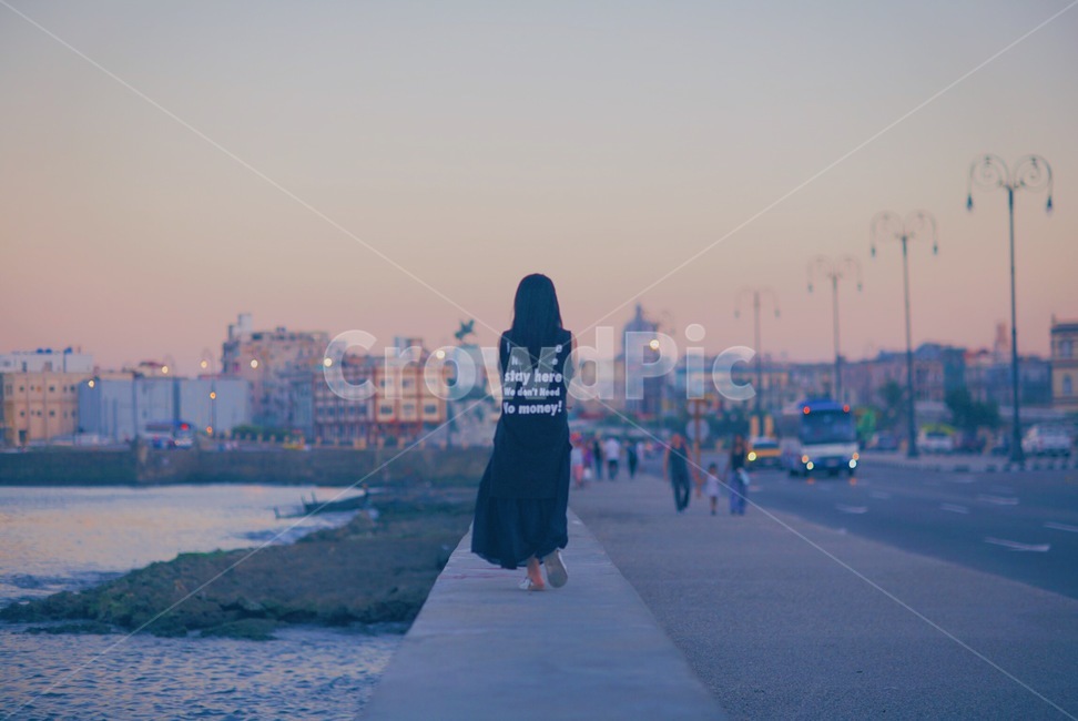 하바나,쿠바,뒷모습,여자,여자뒷모습,사람,인물,인간,human,person,여성,여자,woman,female,lady,여행,휴가,traveling,vacation,trip,감성,sensible,feeling,색깔,색상,색채,색감,color sense,color sensitivity,feeling of color,고독함,외로움,쓸쓸함,우울함,슬픔,lonely,solitary