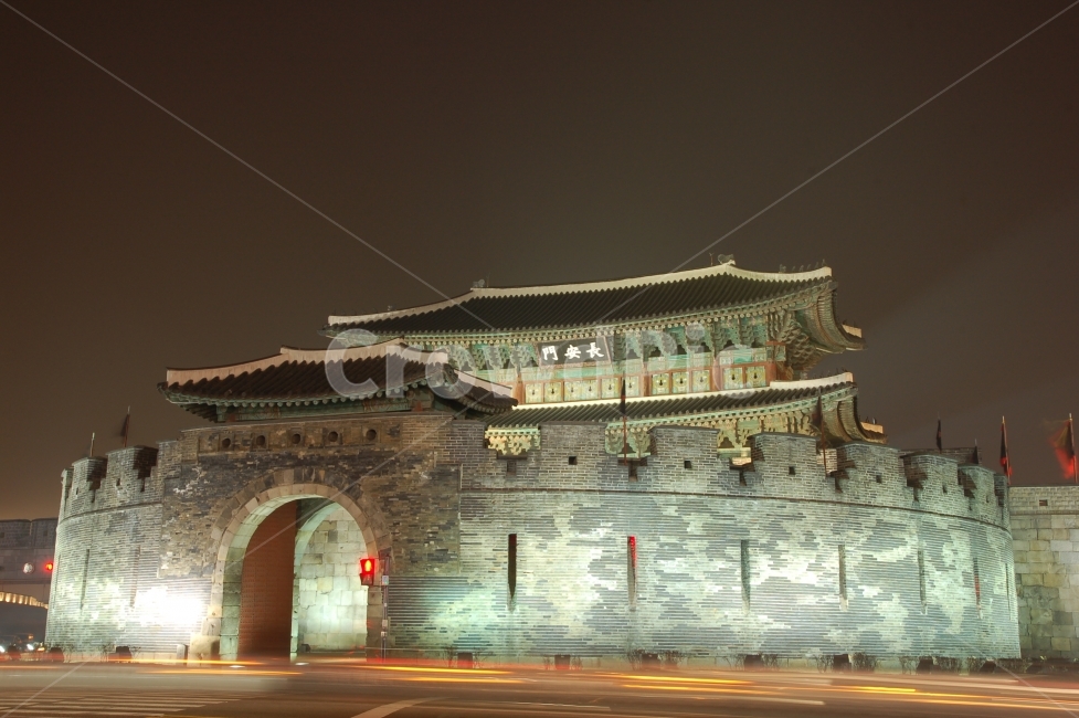 수원화성,수원,유네스코,유네스코문화유산,문화재,전통,한국,코리아,헤리티지,Heritage,성곽,야경,야경,밤,풍경,nightscape,night,landscape,한국전통,한국문화,korean traditional,korean culture,랜드마크,landmark,tourist attraction,한국랜드마크,한국관광지,한국명소,korea landmark,korea tourist attraction,architecture,건축물,building,건물