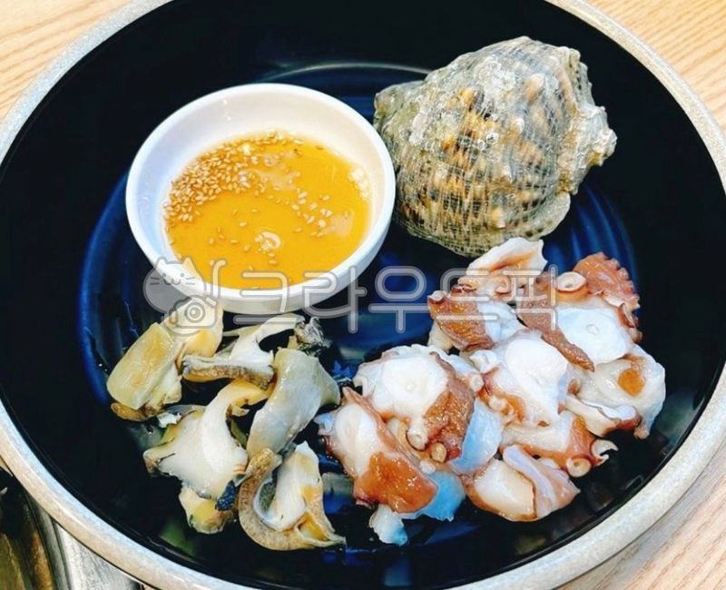 conch,salt,reflection,octopus,boiled octopus,oil pan,food,meal,Poached octopus,Steamed sea conch,Sesame oil