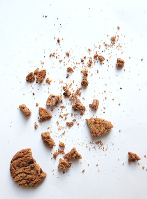 biscuit,black,brown,chip,chocolate,chocolatechip,chocolatechipcookie,chocolatechipcookies,closeup,cookie,crumb,crumbs,dark,dessert,food,homemade,isolated,powder,snack,top,비스킷,비스켓,음식,갈색,브라운,초코칩,초코,초코쿠키,쿠키,디저트,클로즈업,과자,부스러기,조각,조각난,홈메이드,가루,파우더,스낵,탑앵글,탑뷰,흰배경,디저트,간식,후식,dessert,snack