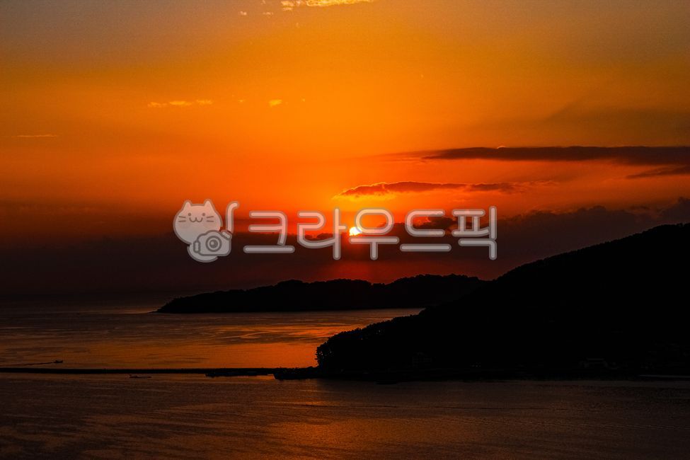 sky,red sky,sea sunrise,nature,dusk,Dusk,winter sea,ocean,outdoors,redsky,sunset,Sunrise,dawn
