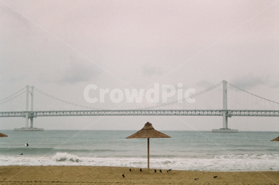 부산,광안대교,바다,해변,필름사진,하늘,자연,풍경,nature,landscape,해변,바다,beach,sea,랜드마크,landmark,tourist attraction,한국랜드마크,한국관광지,한국명소,korea landmark,korea tourist attraction,outdoors,옥외,water,물,ocean,대양,shoreline,해안선