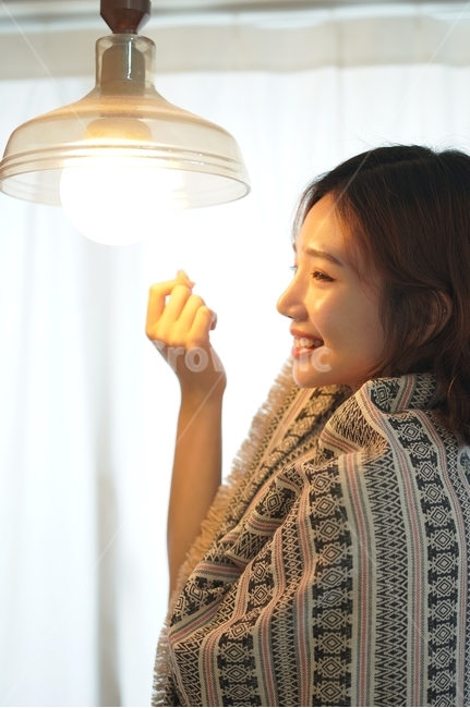 여자,감성사진,불빛,옆모습,웃음,사람,인물,인간,human,person,얼굴표정,facial expression,face,여성,여자,woman,female,lady
