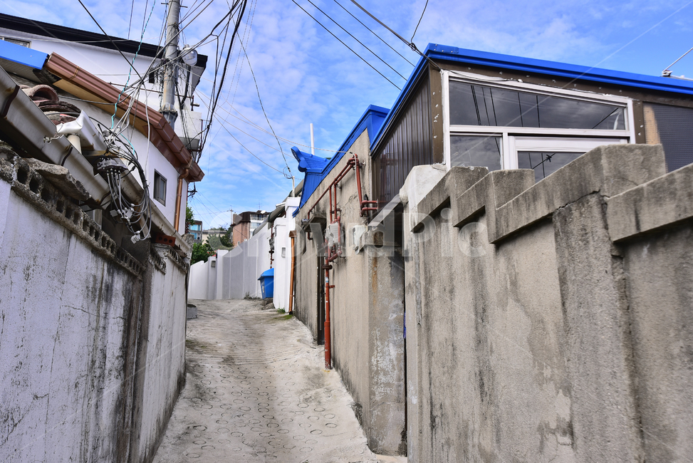 Mountain village,house,building,Town,road,sight,residence,village,close,Alley scenery,redevelopment,slums,old,real estate,ghetto,House,poorhillsidevillage,Passage,narrow road,outskirts,fence,Daldongne