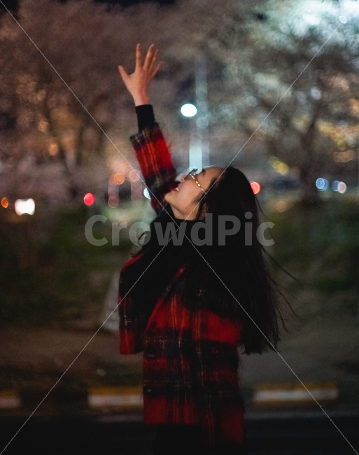 감성,감정,거리,밤,손,사람,인물,인간,human,person,여성,여자,woman,female,lady,감정표현,기분,feeling,emotion,연출,컨셉,콘셉,direction,concept