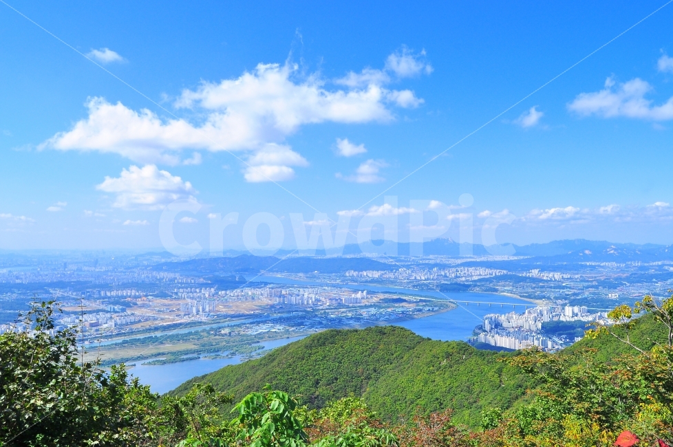 산위에서,전망대,바라보다,멀리,원경,신도시,펼쳐지다,조망,풍경,자연,맑은날,구름,하늘,블루,강물,아파트,숲,나무,산,정상,해맑은,청정,청명,친환경,시안,디자인,잡지,광고,사보,카다로그,출판,편집,모바일,홈페이지,웹,배너,팝업,콘텐츠,SNS,색감,색상,서정,네추럴,자연친화적,환경,무공해,오염없는,등산,산행,주거단지,주택단지,자연,풍경,nature,landscape,도시,city,outdoors,옥외
