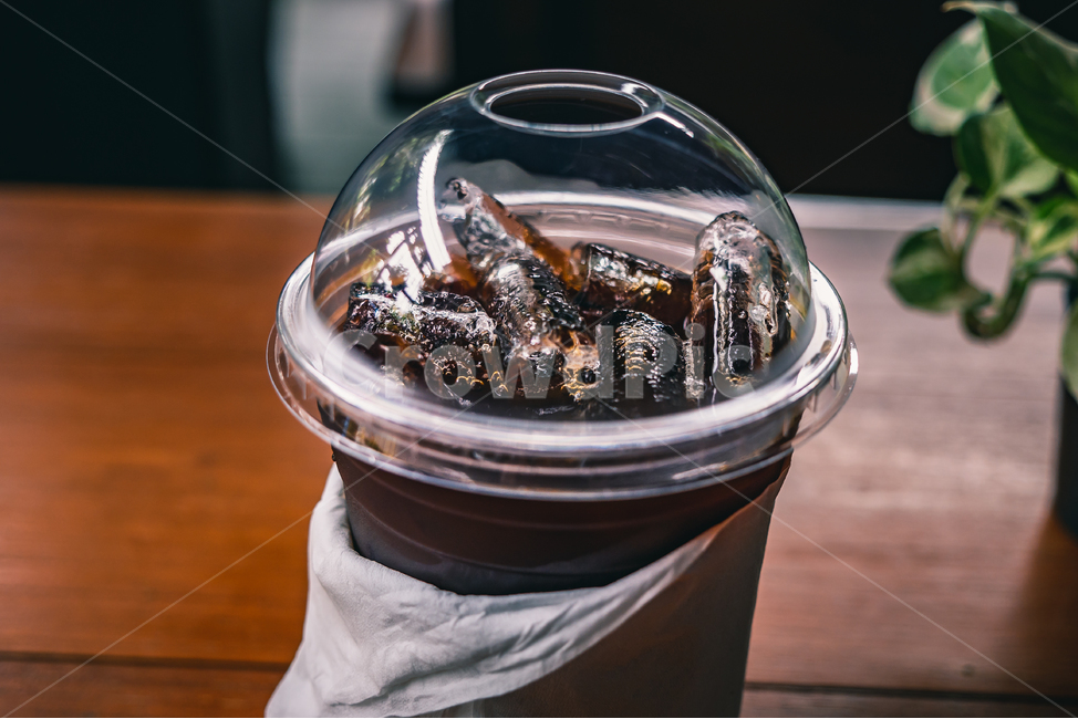 카페,아메리카노,아이스아메리카노,아이스커피,커피,시원한,여름,음료,얼음,ice,coffee,americano,longblack,롱블랙,나무테이블,차가운,커피,카페,coffee,cafe
