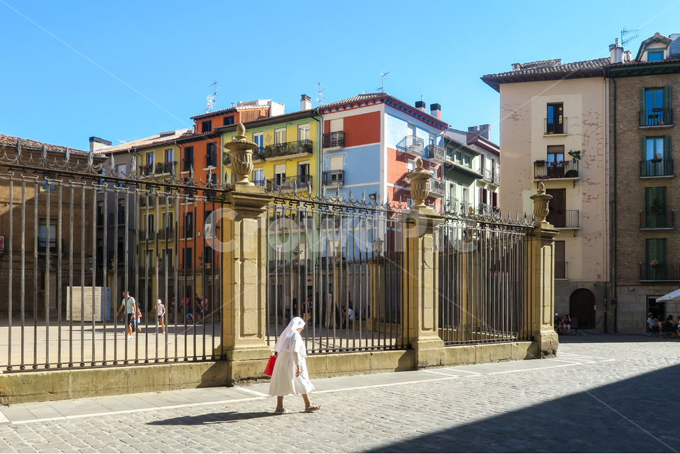 architecture,건축물,tower,탑,building,건물,human,인간,person,사람,spain,pamplona,españa,스페인,팜플로나,수녀님,nun