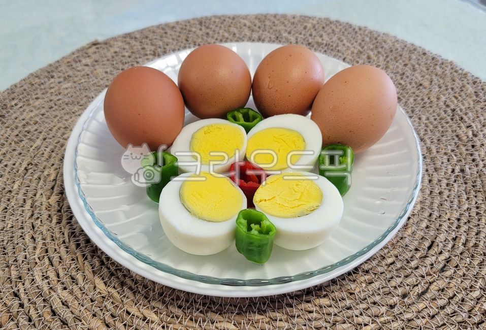 계란,달걀,닭,삶다,노른자,완숙,노란색,반쪽,음식,food,egg,홍고추,풋고추,접시,알,흰자