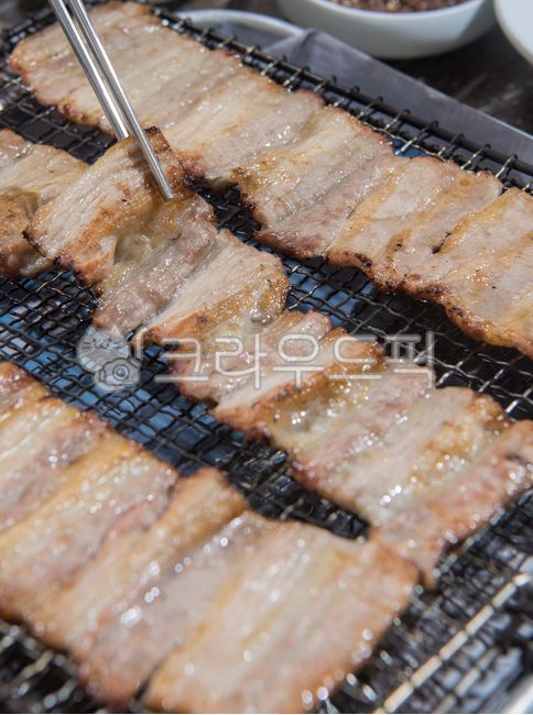outdoor party,bbq,cook,cooking,delicious,dinner,food,gourmet,grill,grilled,grilled meat,grilled pork belly,grilling,healthy,korea,korean bbq,pork belly,straw fire