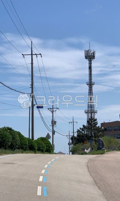 전신주,송전탑,전봇대,전기,파란하늘,도로,아스팔트