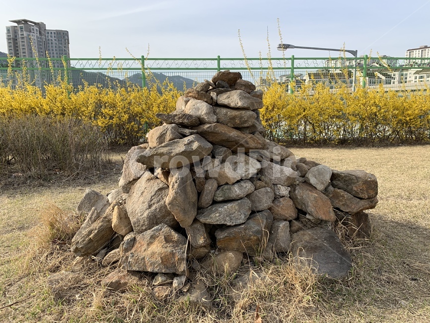 rubble,파편,ground,바닥,돌쌓기,돌탑,돌무덤,개나리