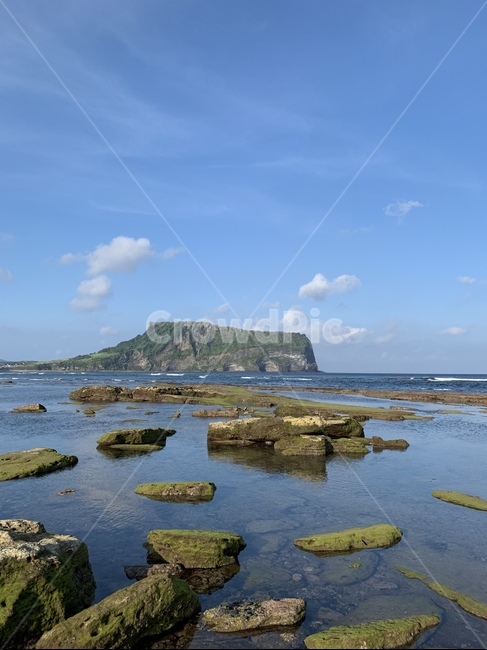 성산일출봉,제주도,자연,광치기해변,물,해변,바다,성산,jeju,자연,풍경,nature,landscape,한국자연풍경,한국자연경관,korea nature landscape,제주도,jeju,jeju island,land,땅,outdoors,옥외,promontory,곶,ocean,대양,sea,water