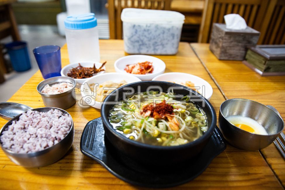 콩나물,콩나물국밥,뚝배기,달걀,파,국물,한국전통음식,맑은음식,beansprouts,beansproutssoup,earthenpot,egg,greenonion,soup,koreantraditionalfood,clearfood