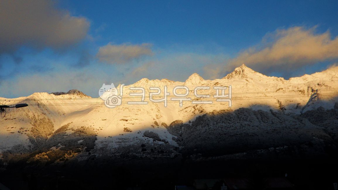 glenorchy,mountainrange,mountainous landforms,snowmountain,winter,ice,clouds,new zealand,glenoki,mountainouslandforms,ridge,sky,nature,mountain range,peak,slope,morning,hill,outdoors,newzealand,background,snow,south island,snowy mountains,covered,valley,s