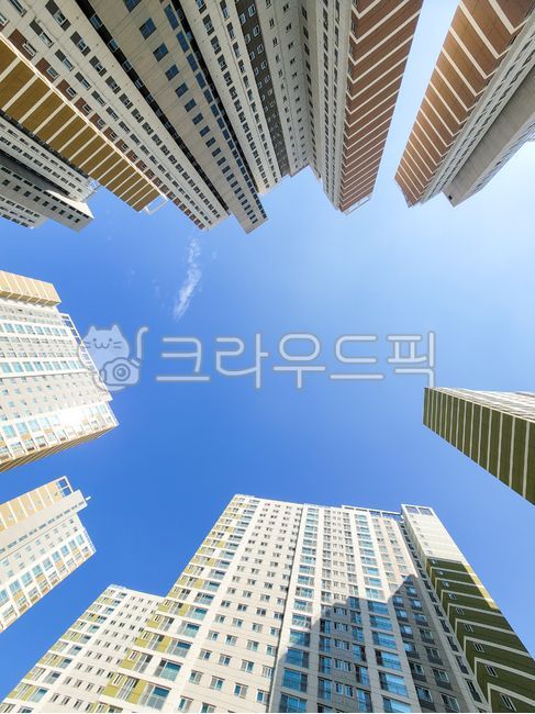 건설,건축,아파트,고층빌딩,고층건물,건물,고층아파트,아파트단지,주택,공동주택,부동산,부동산경기,자산,실물자산,부동산투자,부동산금융,부동산시장,주택시장,주거,분양,건설업,산업,마천루,콘크리트,타워,구조,외관,건축물,집값,대단지,도시,신도시,로우앵글,흰구름,파란하늘,대단지아파트,청약,전세,임대,임대사업,월세,아파트매매,콘도