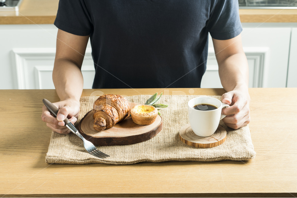 식사,음식,빵,브레드,주방,쿠킹,meal,bread,아침,런치,베이커리,부엌,식탁,food,밀가루음식,테이블웨어,나무,원목,wood,손,남자,hand,커피,coffee,morning,건강,웰빙,사람,인물,인간,human,person,신체일부,몸,body,음식,식재료,요리,food,cook,meal,dishes,food reserves,빵,bread,연출,컨셉,콘셉,direction,concept