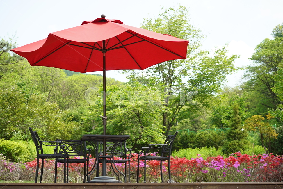 정원우산,patioumbrella,gardenumbrella,파라솔,빨강색,벤치,테이블,테이블파라솔,우산,풍경