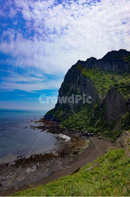 성산일출봉,일출봉,제주도,해안,절벽,잔디,나무,푸른,낭떠러지,자연,옥외,outdoors,nature,cliff,하늘,바다,해안선,잔디밭,썰물,밀물,파도,현무암,바위,자연,풍경,nature,landscape