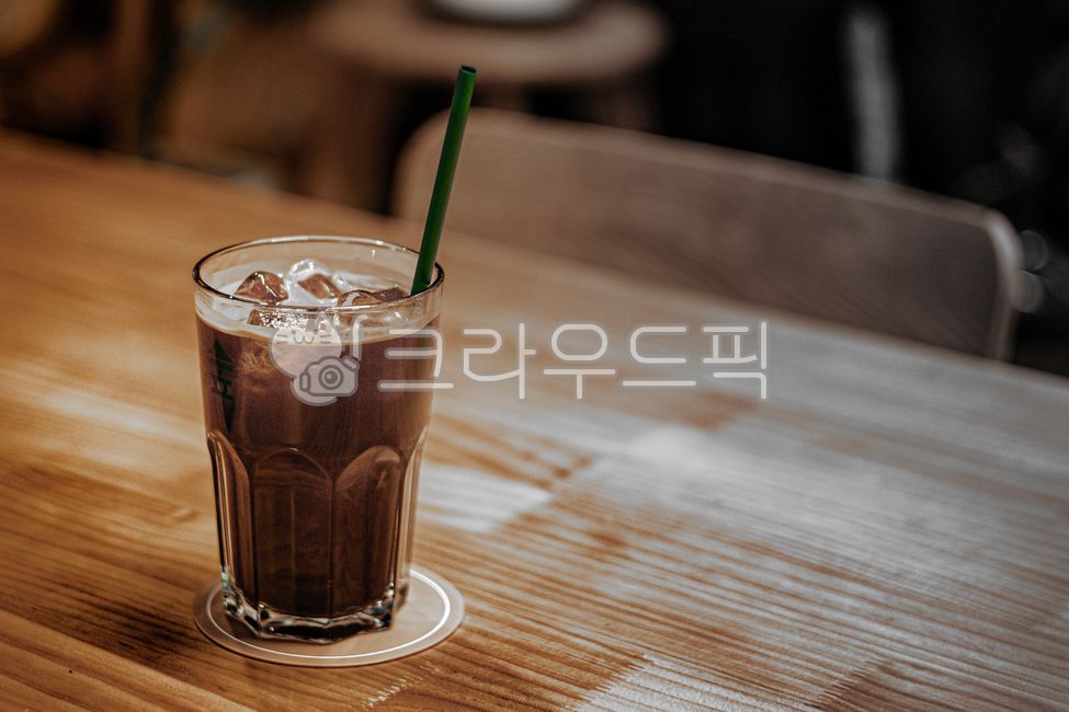 Iced coffee,Iced Americano,Coffee,Cafe beverage,Coffee drink,Cold drink,A cup of coffee,Cafe table,Wooden table,Table,Glass,Cafe atmosphere,Ice,Cafe vibe,Sentimental photo,Leisure,Rest,Healing,Lifestyle,Cafe life,Coffee time,Coffee br