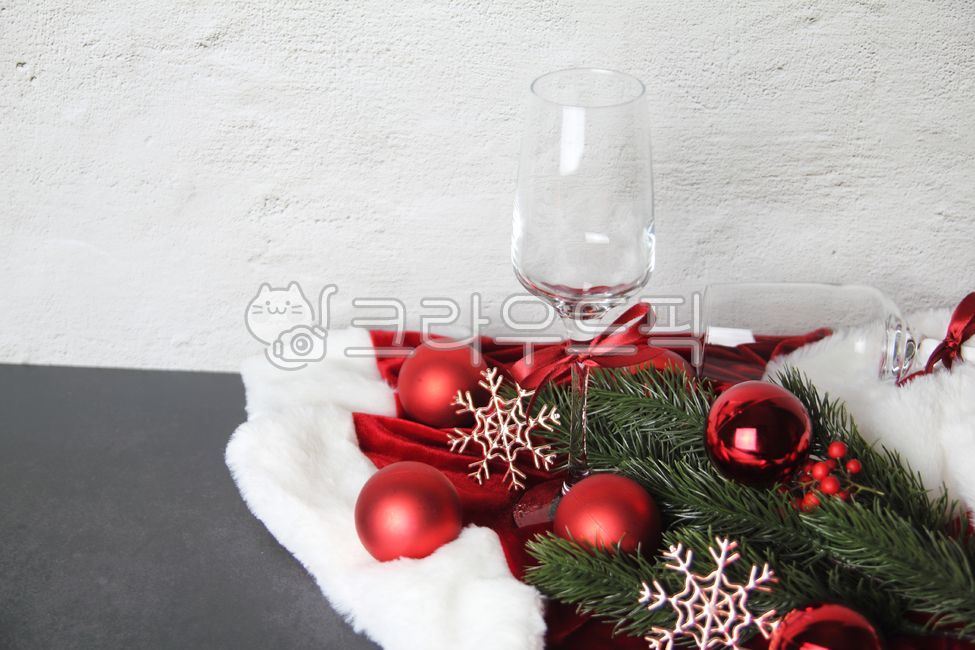 크리스마스,크리스마스배경,와인,와인잔,파티,와인파티,유리,glass,빨간색,레드,빨강,그린,리본,선물,눈꽃모양,장식,장식품,이벤트,연말,오너먼트,공,벨벳,적포도주,redwine,wineglass,와인잔,술,음료,alcohol,beverage,메리크리스마스,성탄절,merry christmas