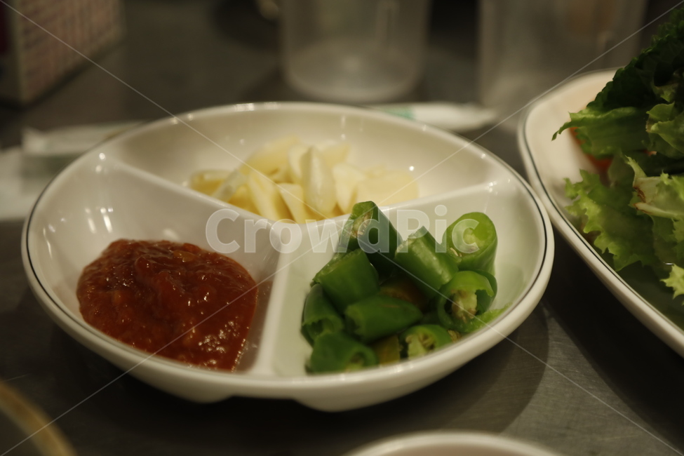 밑반찬,고추,쌈장,마늘,야채,채소