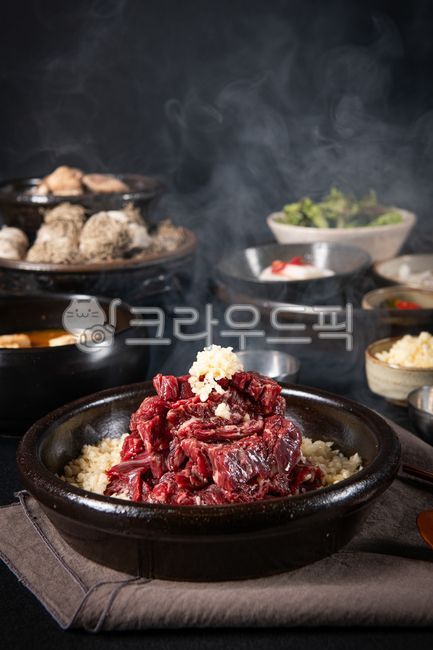 소불고기,소스,클로즈업,간장소스,마늘,불고기,생고기,접시,국자,육수,음식,식사,메뉴,양념,한상,밥상,연기,숯불