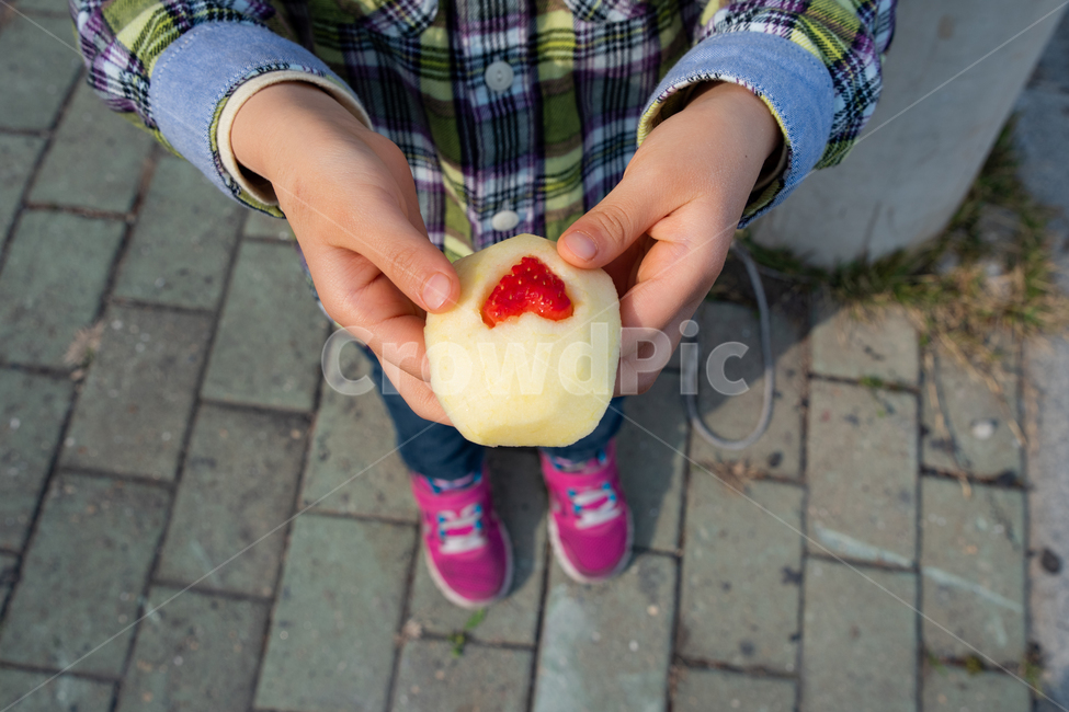 하트,사과,딸기,손,감성,apple,사람,인물,인간,human,person,어린이,어린아이,child,children,kid,감정표현,기분,feeling,emotion