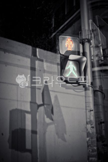 green light,night,count,sign,long exposure,walking signal,light,guidance,red light,time,pedestrian signal,evening,signal,traffic light