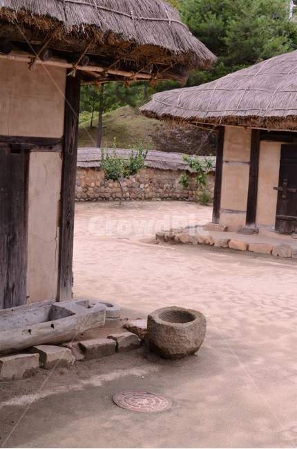 전통가구,한옥,초가집,절구통,구유,담장,초가지붕,한국정서,농촌,고향,한국전통,한국전통,한국문화,korean traditional,korean culture,건축물,건물외관,exterior,building,structure,architecture,construction