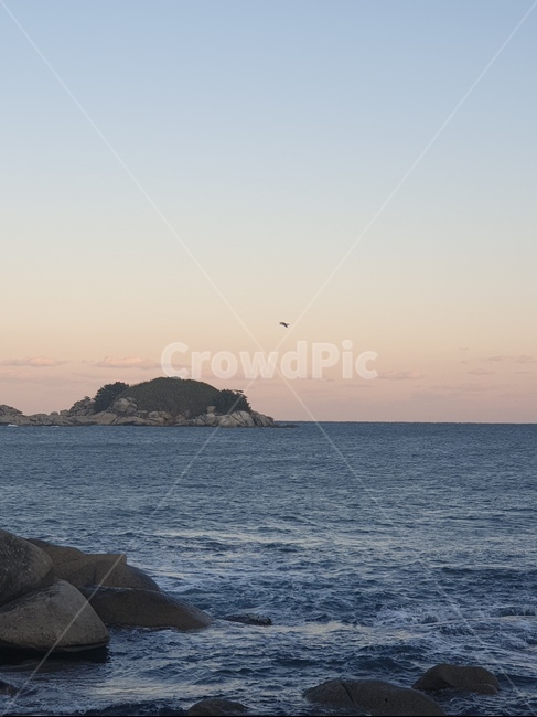 ocean,나라,자연,water,바다,sea,물,해안선,연안,promontory,outdoors,석양,바닷가,바위,하늘
