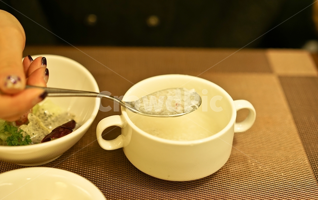스프,수프,게살스프,게살,식감,그릇,식사,여자,여성,soup,음식,먹방,푸드,디너,스푼,손,화이트,만남,음식,식재료,요리,food,cook,meal,dishes,food reserves,디저트,간식,후식,dessert,snack