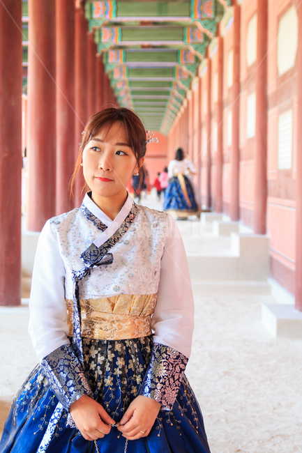 사진,경복궁,한복,전통,전통의상,의복,옷,여성,여자,여인,숙녀,아리따운,아름다운,궁궐,회랑,복도,파란,파란색,흰색,저고리,치마,참한,모델,의류,아가씨,아씨,수수한,화려한,귀여운,실크,댕기머리,옷고름,패션,소녀,나들이,한국전통,한국문화,korean traditional,korean culture,한복,한국전통의상,hanbok,korean traditional clothes,사람,인물,인간,human,person,여성,여자,woman,female,lady
