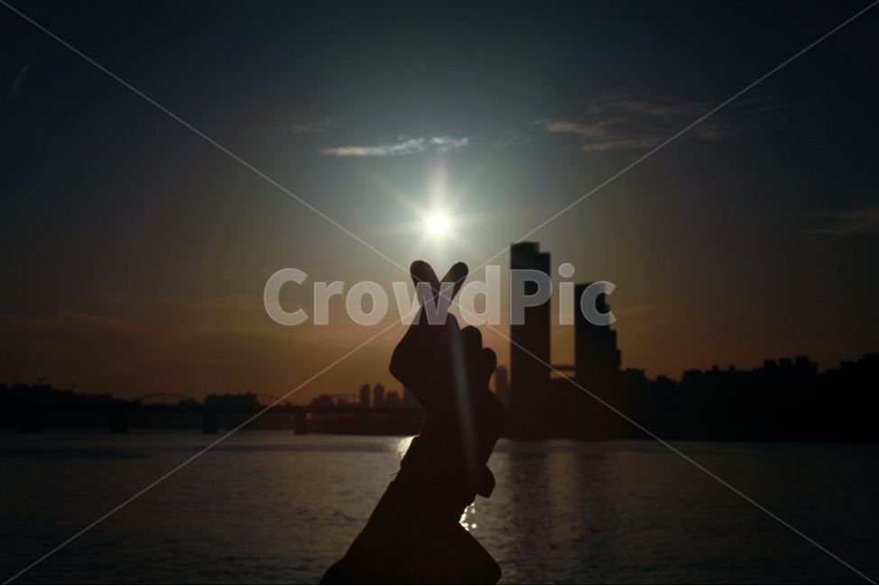 한강,노을,일몰,손가락,하늘,sunset,sky,매직아워,magichour,하트,heart,river,도시,풍경,city,landscape,사람,인물,인간,human,person,신체일부,몸,body,손,제스처,표시,손짓,표현,gesture,hand,sign,expression,감정표현,기분,feeling,emotion,실루엣,그림자,silhouette,shadow,인물실루엣,사람실루엣,character silhouette,human silhouette,light,빛,flare,플레어,sunlight,햇빛