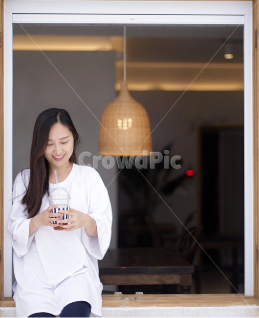 카페,여름,음료,커피,여자,여성,인물,화이트,얼음,미소,사람,인물,인간,human,person,여성,여자,woman,female,lady,커피,카페,coffee,cafe,인테리어,실내디자인,interior design