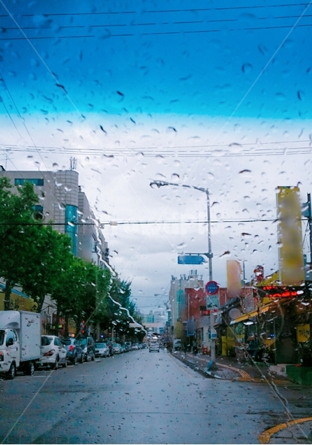 road,비,빗방울,도시,시티,하늘,컬러,색감,감성,옥외,자연,로드,자동차,교차로,사거리