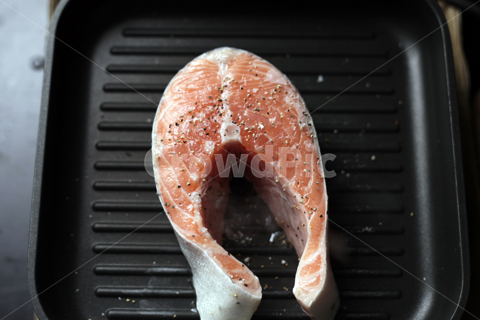 연어,salmon,생선,fish,프라이팬,생선구이,스테이크,연어스테이크,후추,시즈닝,food,음식,음식,식재료,요리,food,cook,meal,dishes,food reserves