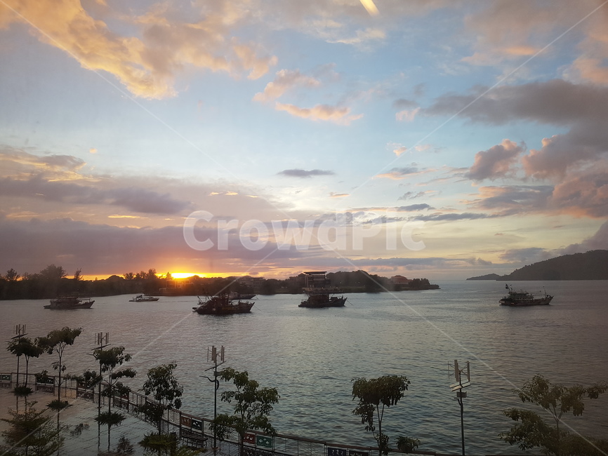 바다,하늘,태양,선셋,노을,구름,저녁,핑크색,노란색,나무,물결,배,sunset,sky,sun,sea,beach,cloud,잔잔함,kotakinabalu,코타키나발루,말레이시아,자연,풍경,nature,landscape,outdoors,옥외,dawn,새벽,red sky,붉은 하늘,일몰,dusk,황혼