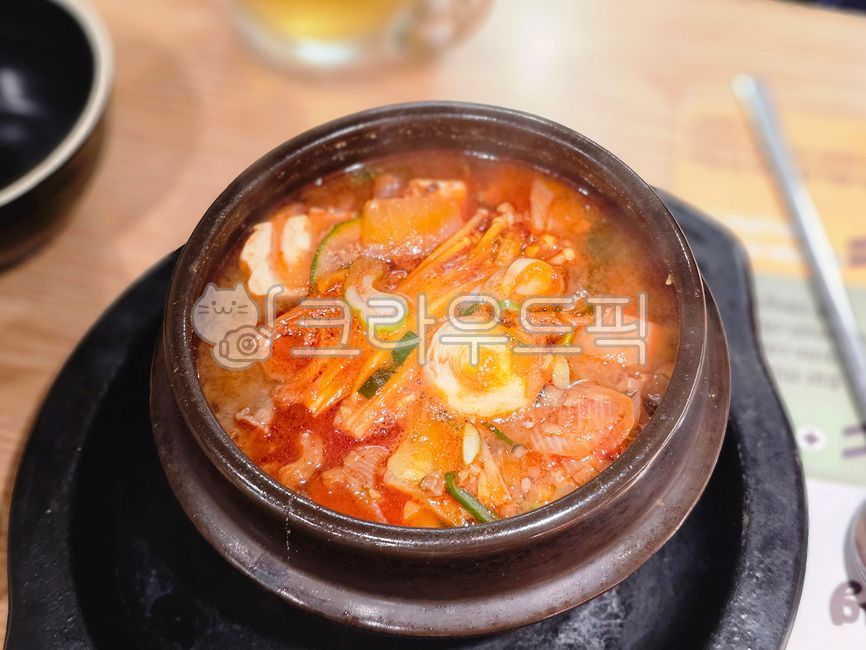 김치찌개,찌개,김치,뚝배기,국물,돼지고기김치찌개,한식,한국음식,한식당,식당,식사
