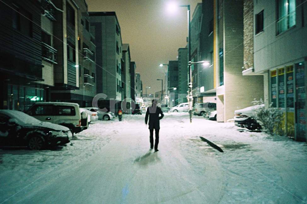 눈,겨울,퇴근길,동네,필름,필름사진,삼송,삼송동,감성,감성사진,snow,winter,film,야경,밤,풍경,nightscape,night,landscape,도시,city,한국도시풍경,한국도시경관,korea cityscape,골목길,alley,사람,인물,인간,human,person,남성,남자,man,male,인물실루엣,사람실루엣,character silhouette,human silhouette,감성,sensible,feeling,고독함,외로움,쓸쓸함,우울함,슬픔,lonely,solitary,nature,자연,outdoors,옥외,vehicle,차량,automobile,자동차,car,차,transportation,교통,storm,폭풍,blizzard,눈보라