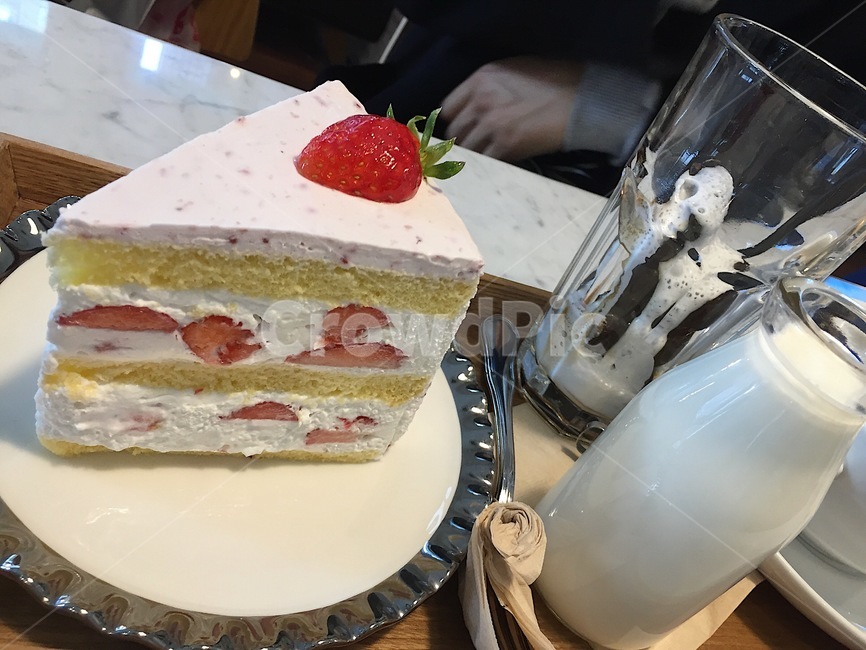 디저트,후식,케이크,우유,딸기,딸기케이크,라떼,milk,dessert,cake,감성,카페,feeling,latte,strawberry,커피