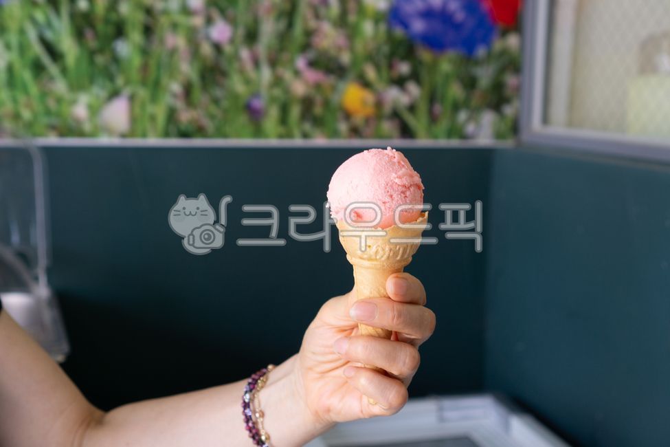 ice cream,hand,dessert,ice cream,ice cream cone,cone,ice cream of memories