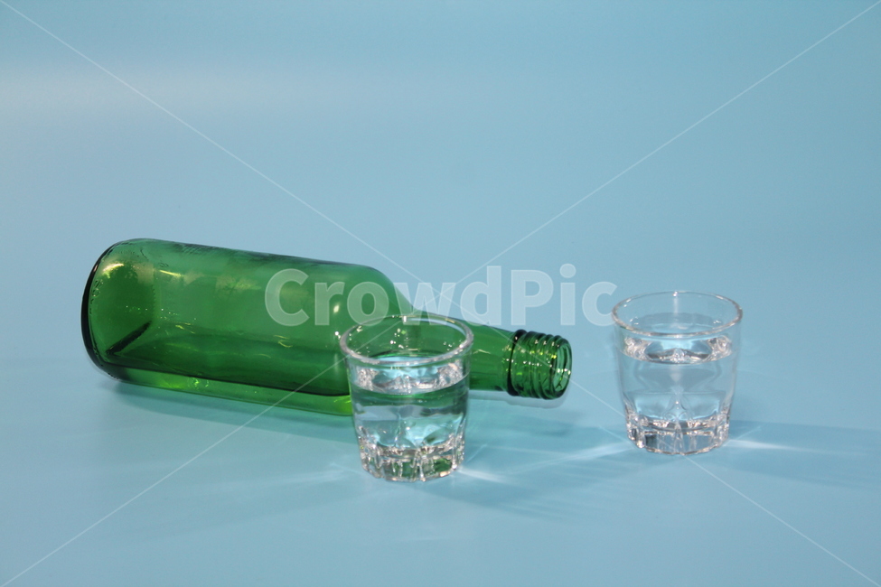 소주,술,소주병,술잔,소주잔,알콜,음주,술,주류,alcohol,사물,물건,오브젝트,thing,object,matter,연출,컨셉,콘셉,direction,concept