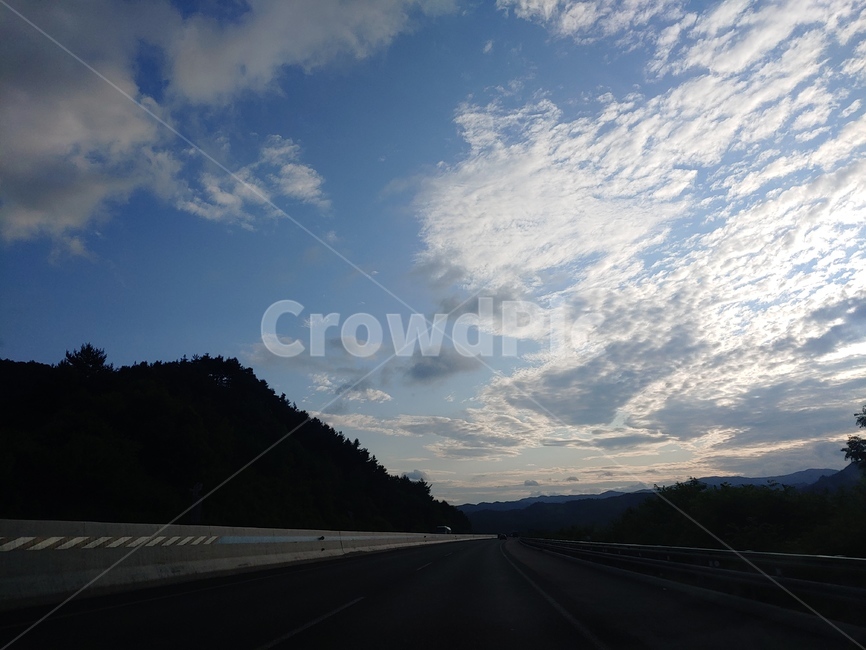 하늘,sky,구름,cloud,도로,드라이브,drive,자연,풍경,nature,landscape,road,highway,고속도로,freeway,고속 도로