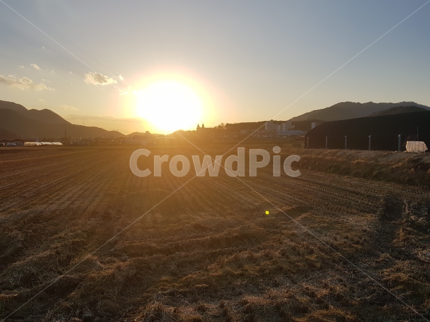 해,빨강,논,산,지는해,시골,마을,풍경,landscape,country,rural,town