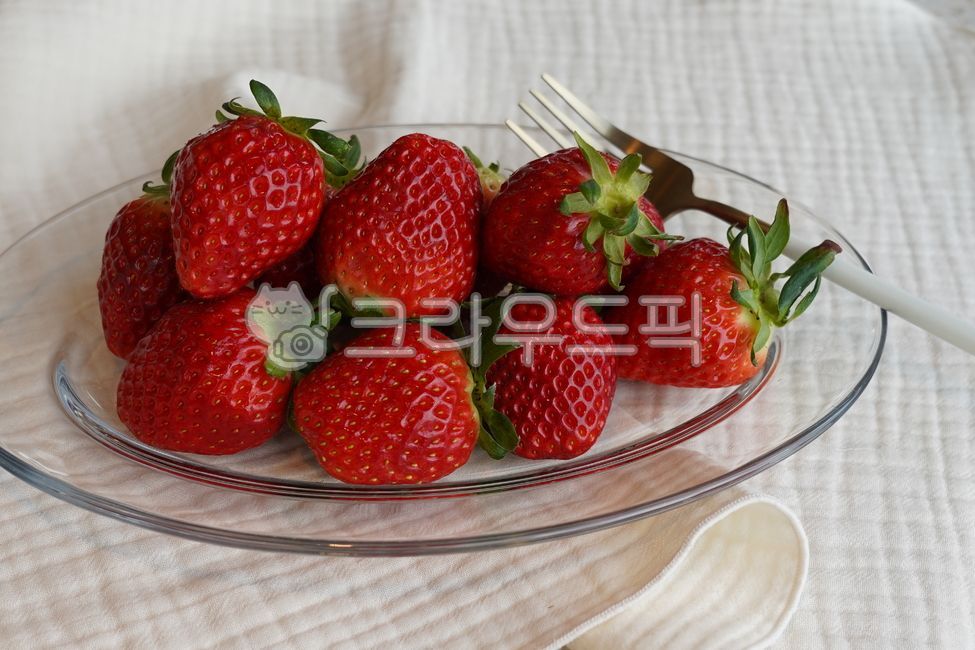 berry,winter fruit,red strawberry,fruit,strawberry,red fruit,Oval plate,food,strawberry bowl,transparent plate,transparent oval plate,fruit bowl
