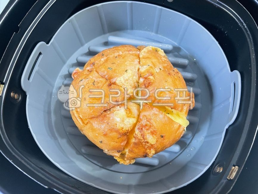 container,snack,silicone container,garlic bread,Garlic cheese baguette bread,cheese,air fryer grilling,ingredients,cooking,air fryer cooking,baguette,bread,air fryer container,cook,food,meal,dessert,dish,brunch,air fryer,mukbang,baguette bread
