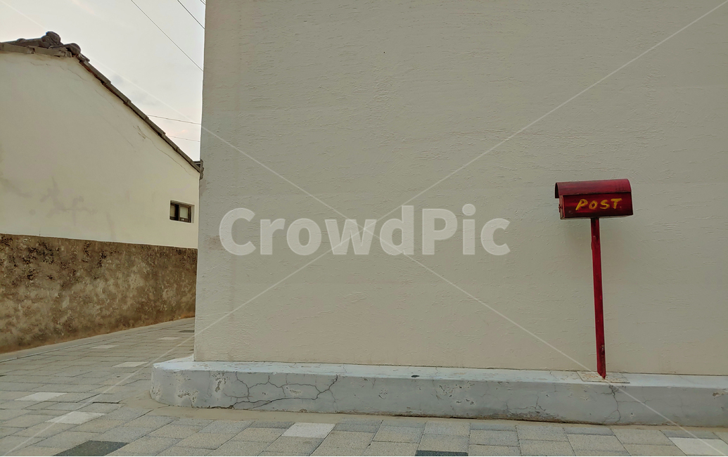 골목길,뒷골목,우체통,창문,letterbox,mailbox,postbox,소식,하늘,담장,담벼락,울타리,벽,wall,인적없는,조용한,크림색,은은한,배경,바탕,백그라운드,붉은색,빨강색,모노크롬