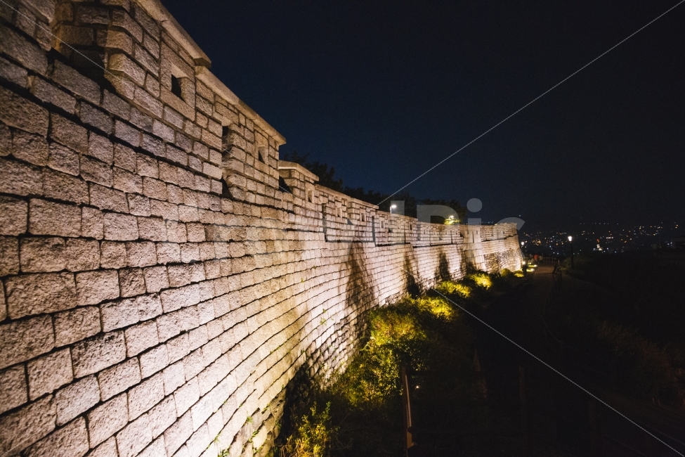 서울,낙산공원,야경,불빛,감성,야경,밤,풍경,nightscape,night,landscape,한국전통,한국문화,korean traditional,korean culture,건축물,건물외관,exterior,building,structure,architecture,construction,wall,벽